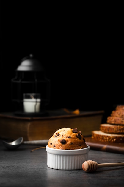Muffin mit Schokoladenstückchen und Honig