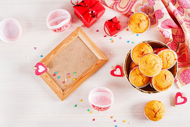 Muffins mit kürbis. cupcakes mit valentinstag dekor. flach liegen. ansicht von oben. Premium Fotos