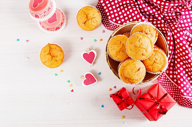 Muffins mit Tuch flach legen