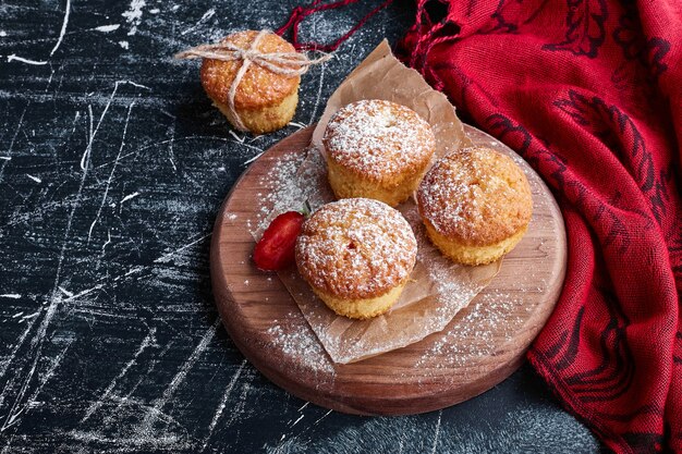 Muffins mit Zuckerpulver auf der Oberseite.