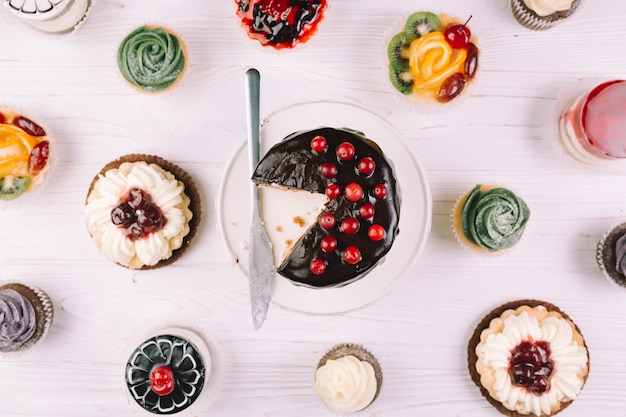 Muffins und Kuchen auf Weiß