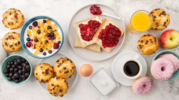 Muffins und Toast mit Marmelade