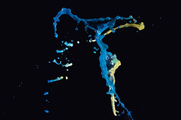 Multi farbiges Wasser, das auf schwarzem Hintergrund spritzt