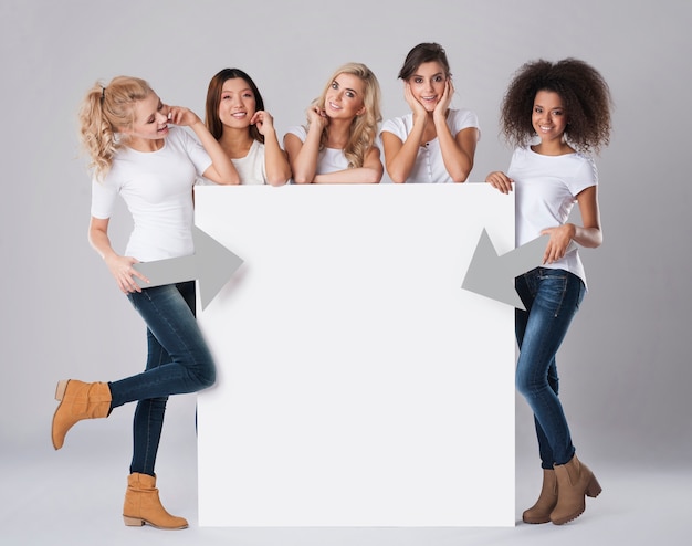 Multiethnische Frauen mit leerer Plakatwand