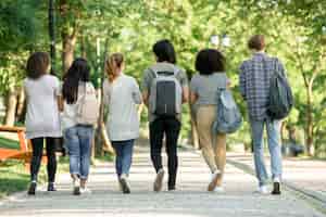 Kostenloses Foto multiethnische gruppe junger studenten