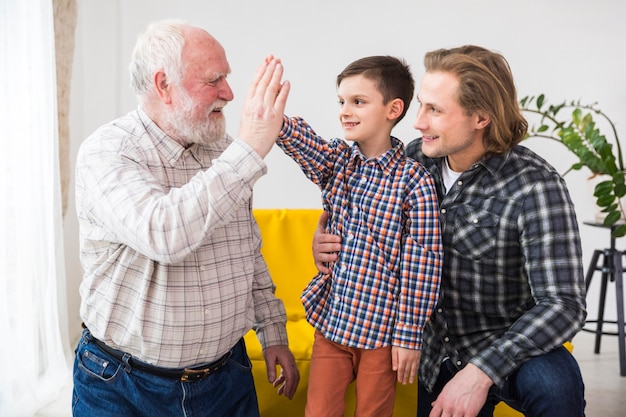 Multigenerationale Männer verbringen Zeit miteinander