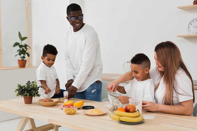 Multikulturelle Familie bereitet gemeinsam das Abendessen in der Küche vor