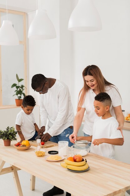 Multikulturelle Familie, die Zeit zusammen am Tisch verbringt