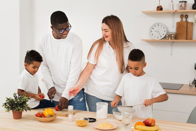 Multikulturelle Familie, die zusammen kocht