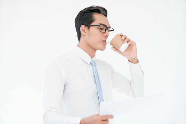 Multitasking Mann trinkt Kaffee und mit Telefon