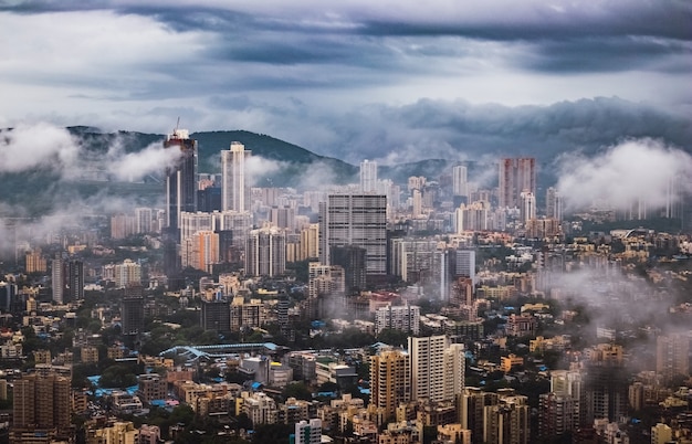 Mumbai an einem regnerischen Monsuntag durch die Wolken gesehen