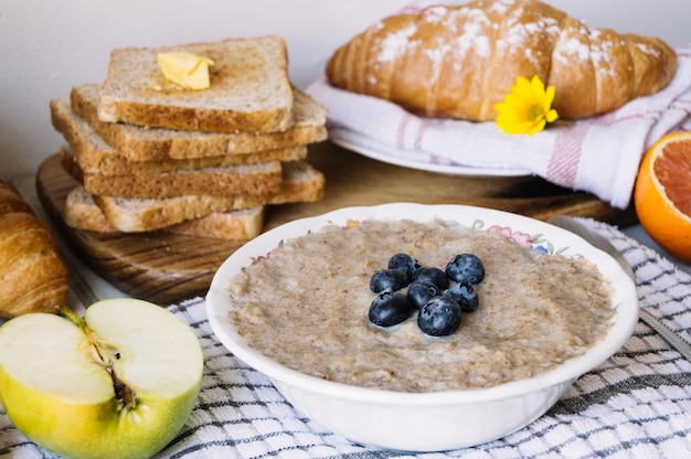 Mush mit Früchten und Croissants