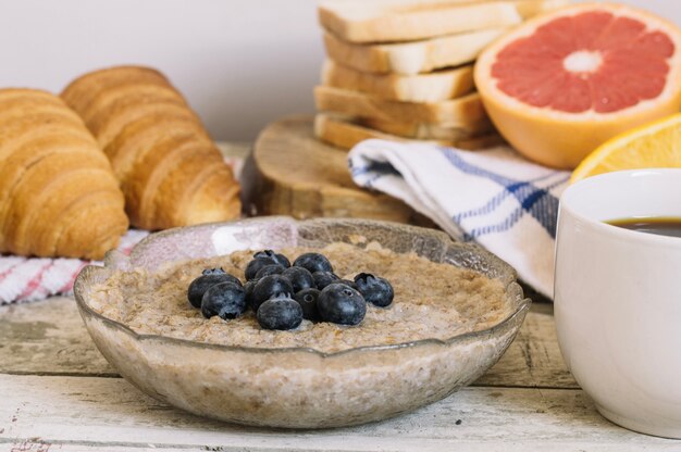 Mush und Gebäck zum Frühstück