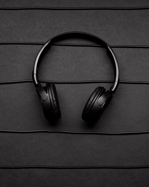 Musikarrangement mit schwarzen Kopfhörern und Kabeln