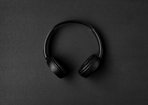 Musikarrangement mit schwarzen Kopfhörern