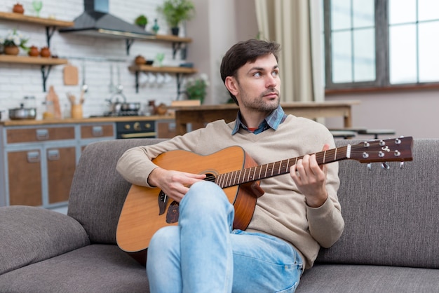 Musiker, der drinnen Gitarre spielt