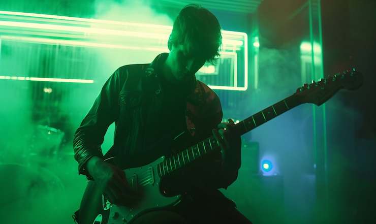 Kostenlose Foto musiker, der e-gitarre spielt