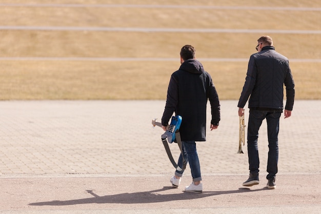 Kostenloses Foto musiker gehen