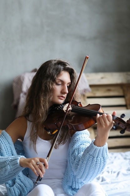 Kostenloses Foto musiker im bett