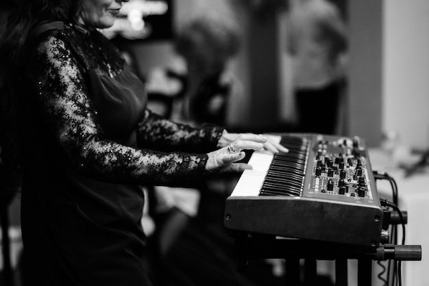 Musikerin spielt im urlaub synthesizer