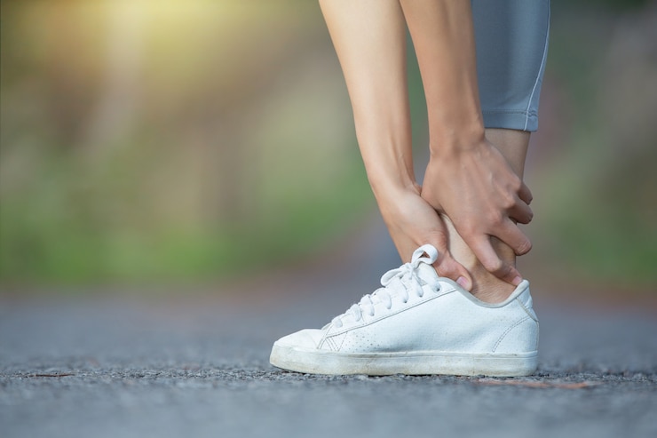 Kostenlose Foto muskelschmerzen der frau während des lauftrainings