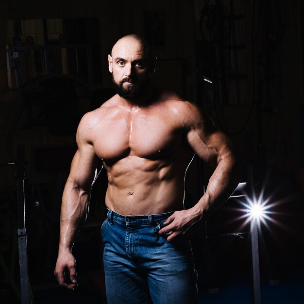 Muskulöser Mann posiert für die Kamera