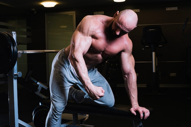 Kostenloses Foto muskulöser mann training im fitness-studio