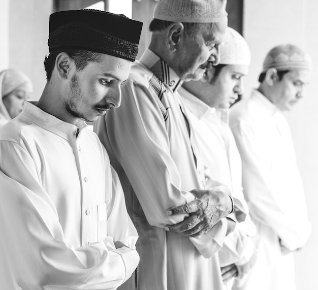 Muslime beten in Qiyam Haltung