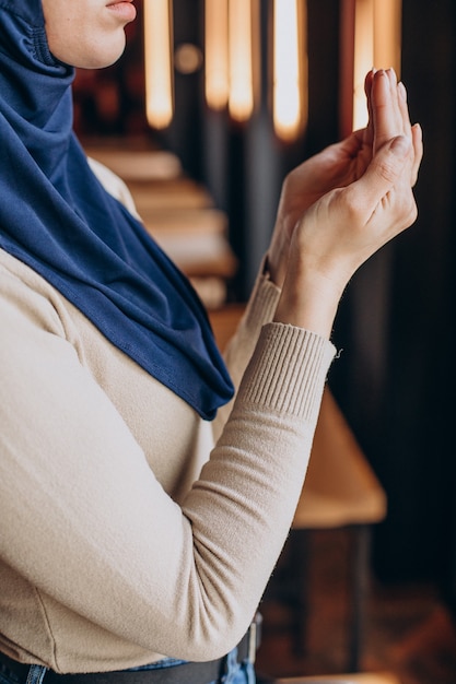 Muslimische Frau, die am Ramadan betet