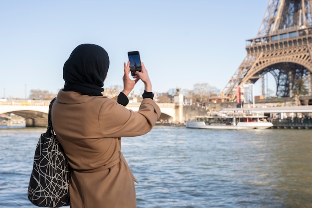 Kostenloses Foto muslimische frau, die in paris reist