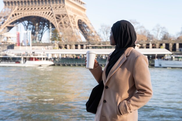 Muslimische Frau, die in Paris reist