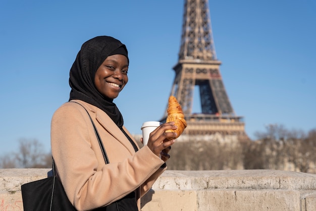 Muslimische Frau, die in Paris reist