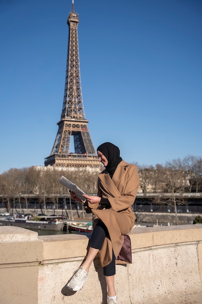 Kostenloses Foto muslimische frau, die in paris reist