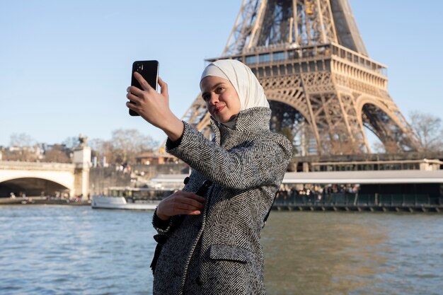 Muslimische Frau, die in Paris reist