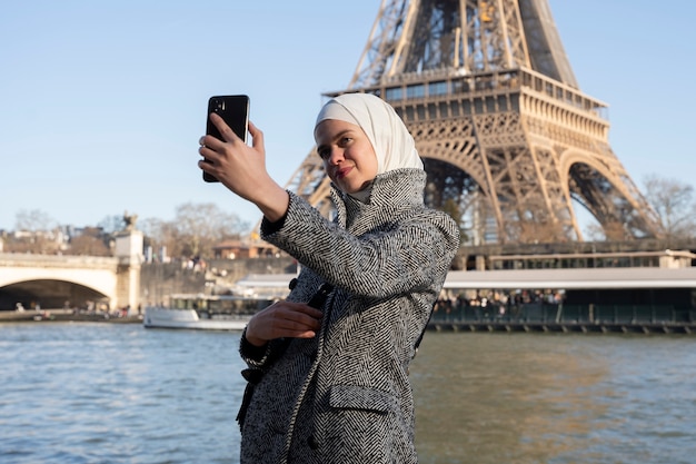 Muslimische Frau, die in Paris reist