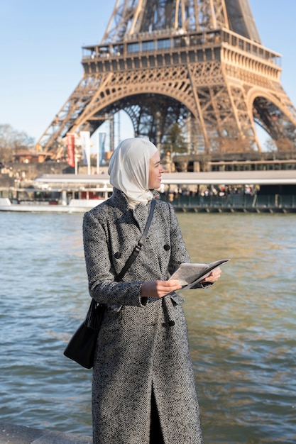 Muslimische Frau, die in Paris reist