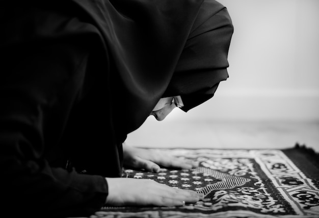 Muslimische Frau, die in Sujud-Haltung betet