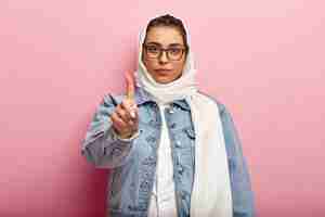 Kostenloses Foto muslimische frau, die jeansjacke trägt