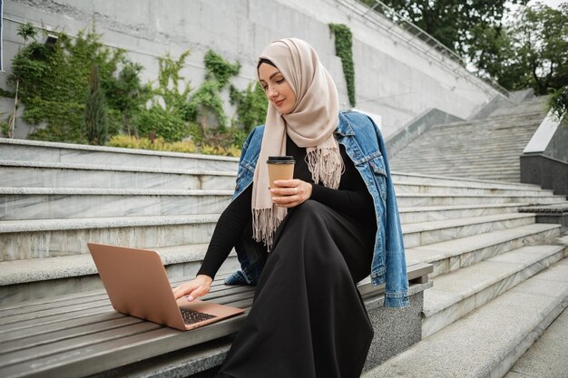 Muslimische Frau im Hijab in der Stadtstraße