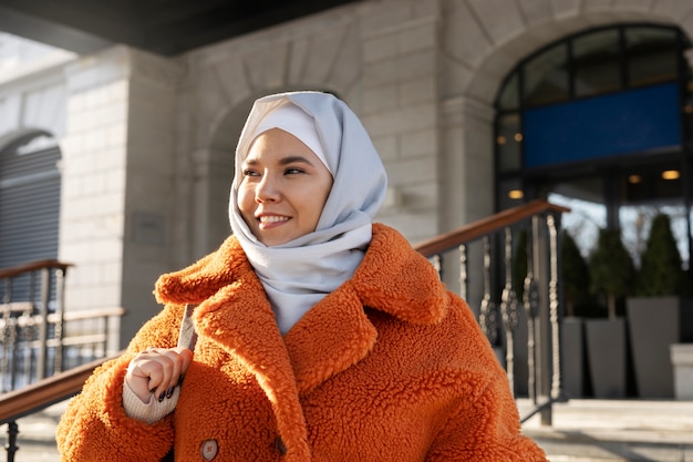 Kostenloses Foto muslimische frau verlässt das hotel im urlaub