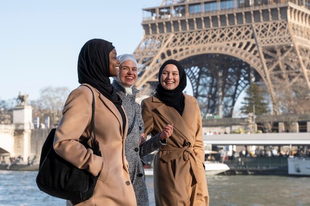 Muslimische frauen, die zusammen in paris reisen