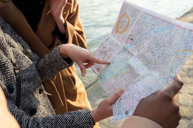 Muslimische frauen, die zusammen in paris reisen