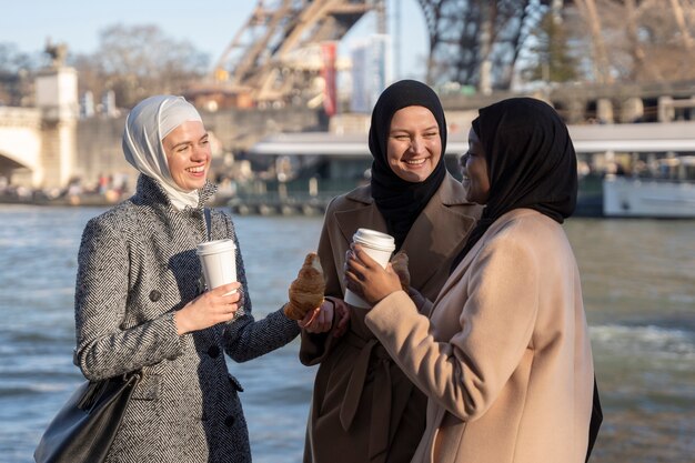 Muslimische frauen, die zusammen in paris reisen