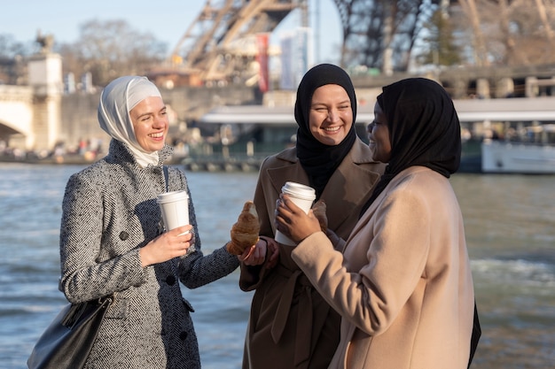 Muslimische frauen, die zusammen in paris reisen