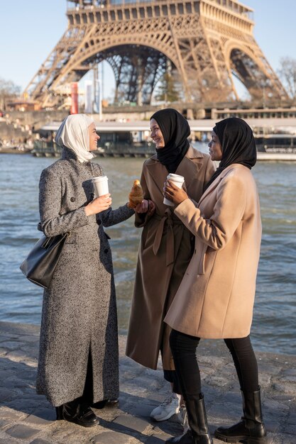 Muslimische frauen, die zusammen in paris reisen