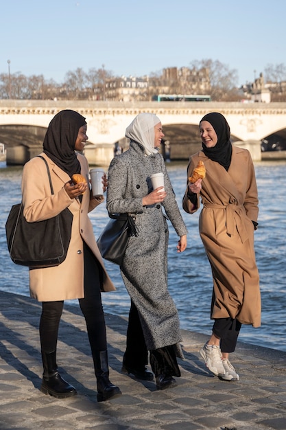 Muslimische frauen, die zusammen in paris reisen