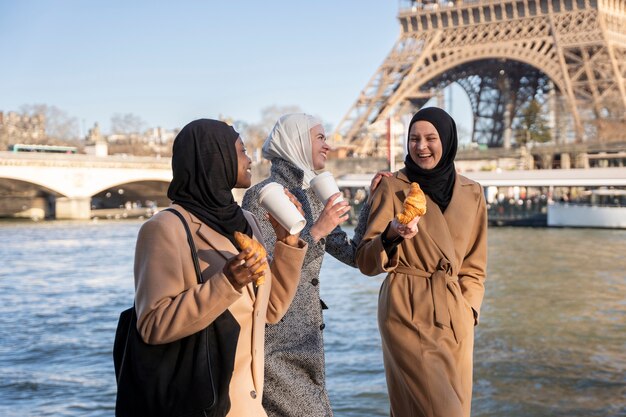 Muslimische frauen, die zusammen in paris reisen