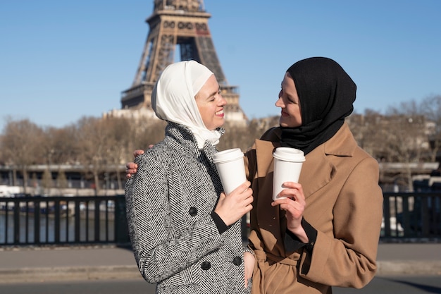 Muslimische frauen, die zusammen in paris reisen