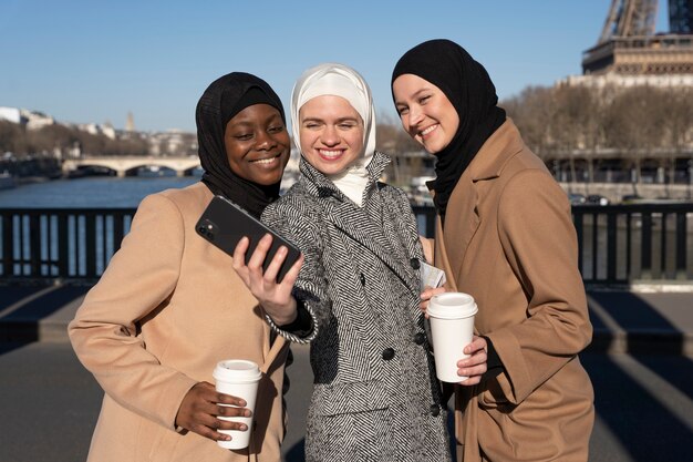 Muslimische frauen, die zusammen in paris reisen