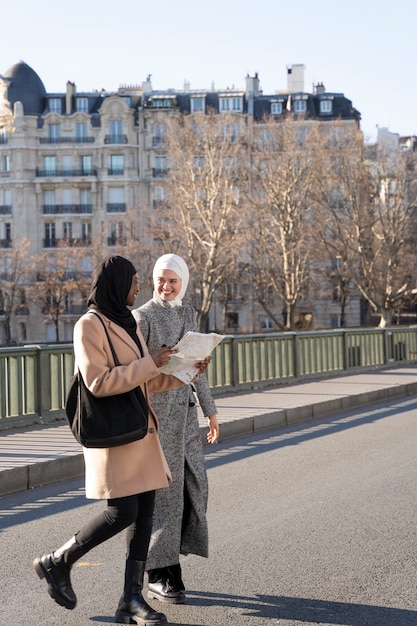 Kostenloses Foto muslimische frauen, die zusammen in paris reisen